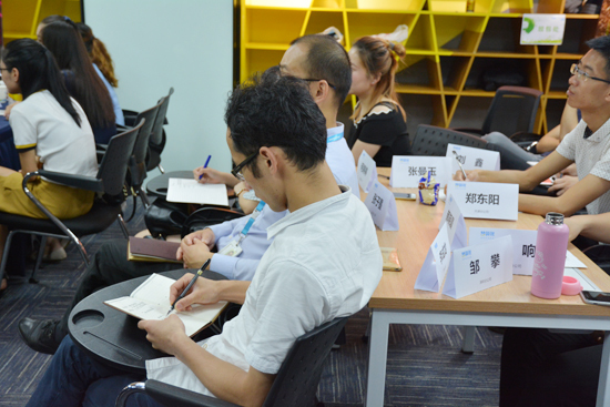 学员认真记笔记中