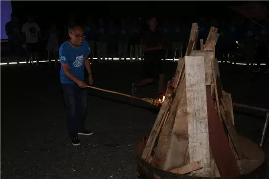 张总点燃篝火